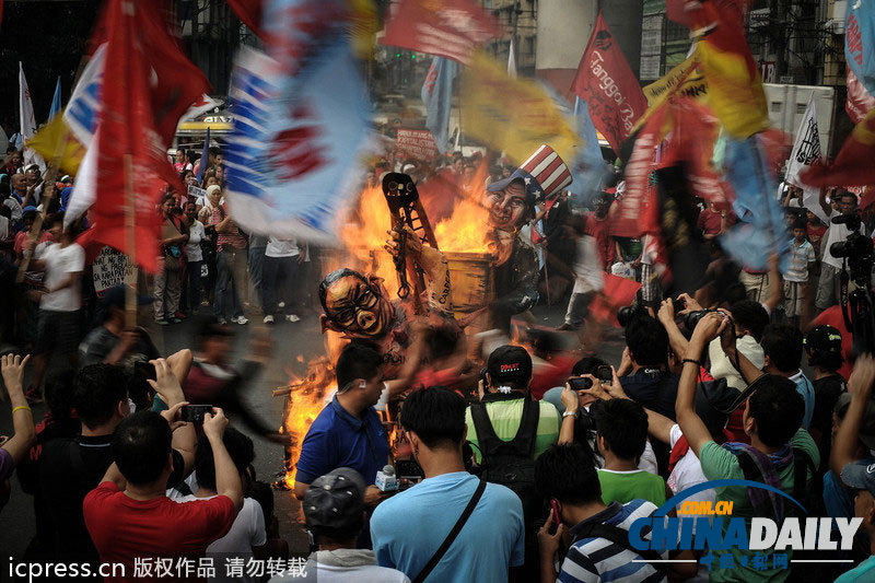 菲律賓民眾焚燒總統(tǒng)阿基諾模型 紀(jì)念國(guó)際人權(quán)日