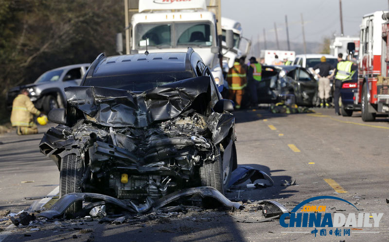 美國(guó)因大霧21輛車發(fā)生連環(huán)車禍 致1死6傷