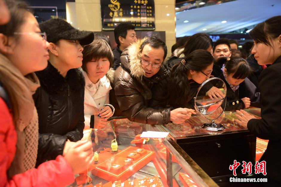 圣誕節中國多地黃金價格再降 民眾蜂擁搶購