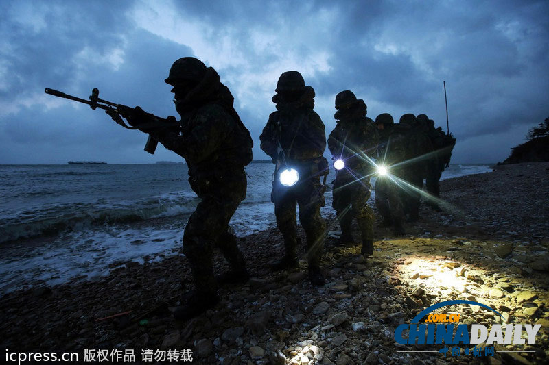 韓國士兵全副武裝在韓朝邊境巡邏（組圖）