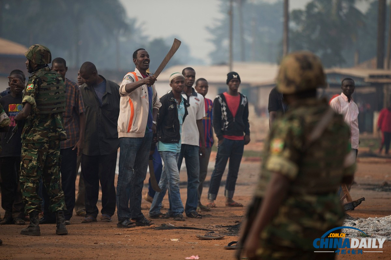 中非宗教沖突不斷 女民兵肩扛大砍刀有人被活活打死