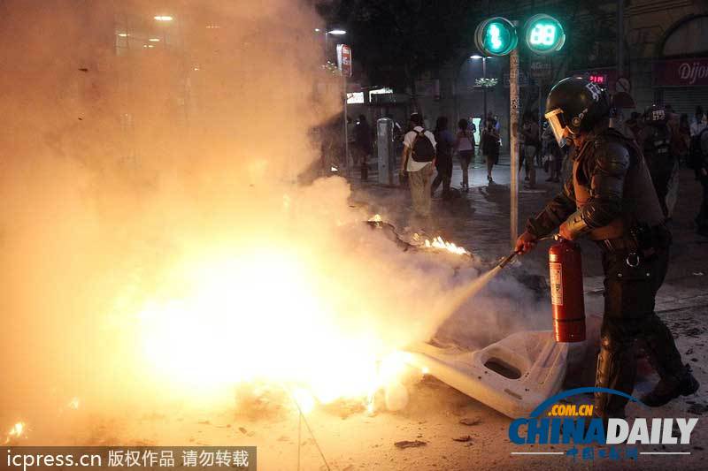 智利抗議者焚燒路障 紀(jì)念土著居民遭警察射殺六周年