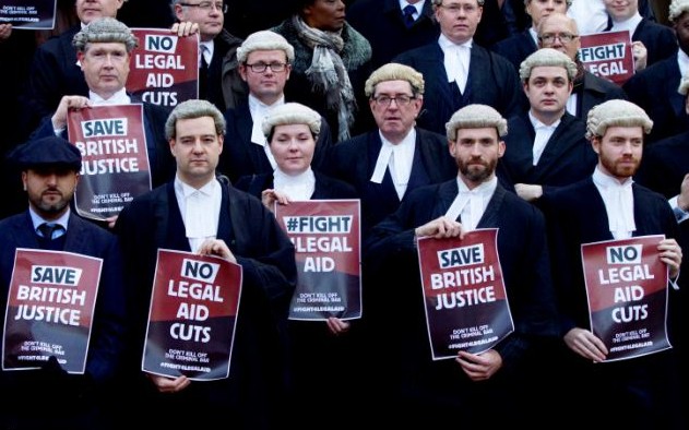 英國女律師拎萬元名牌包參加罷工遭質疑