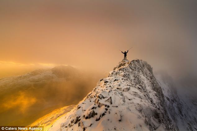 英國登雪山愛好者不畏嚴寒 近千米高雪山頂裸體行走
