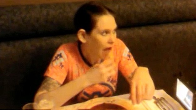 不足3分鐘狂吞4斤牛排！美國女大胃王刷新世界紀錄