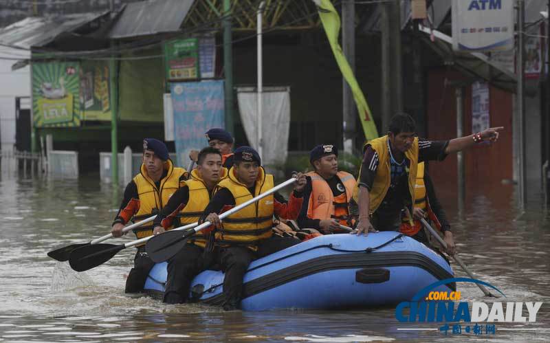印尼首都被洪水淹沒(méi) 民眾紛紛涉水出逃