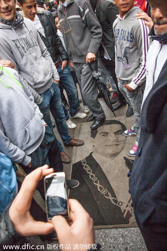 突尼斯“茉莉花”革命三周年 民眾踩踏前總統畫像慶祝