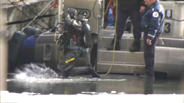 美3名華裔學(xué)生跳入冰河撿手機(jī) 2死1傷