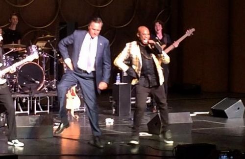 羅姆尼一改嚴肅形象大跳騎馬舞 引全場歡呼