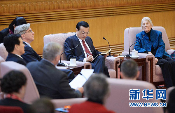李克強在人民大會堂同在華部分外國專家親切座談