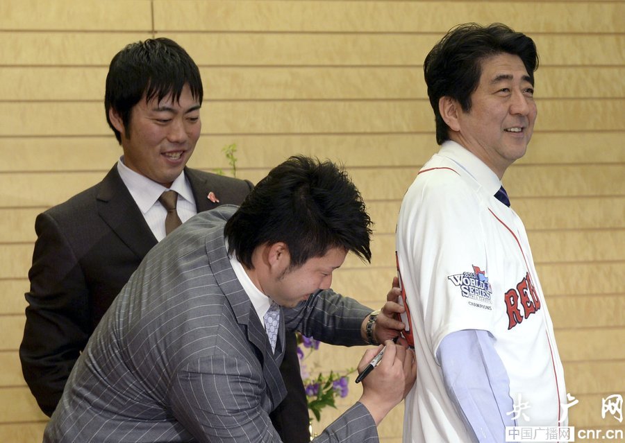 美參議員訪問日本 安倍“點(diǎn)頭哈腰”恭敬接待