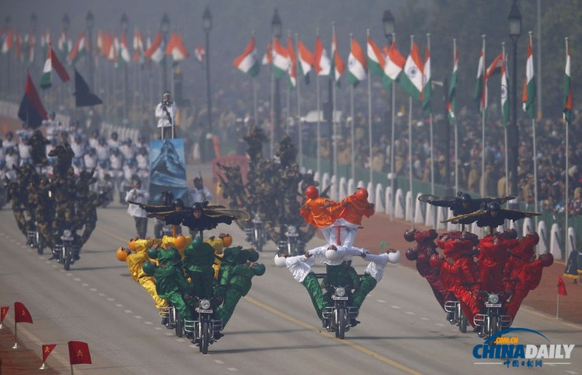 印度閱兵式展先進(jìn)武器 安倍出席保安持槍護(hù)衛(wèi)