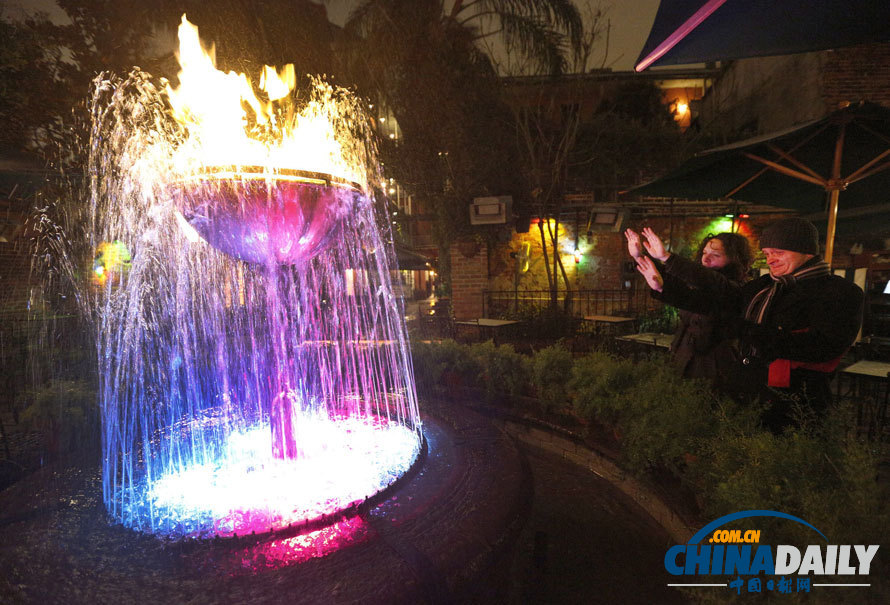 美遭罕見大雪襲擊五州進入緊急狀態 游客借噴泉暖手