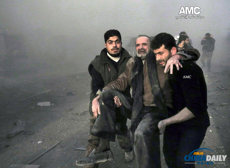 敘利亞一14個月女嬰身陷戰(zhàn)亂廢墟中 被民眾救出