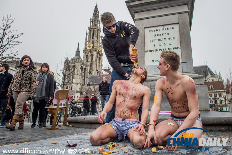 比利時同志半裸表演 抗議同性戀在俄遭暴力對待