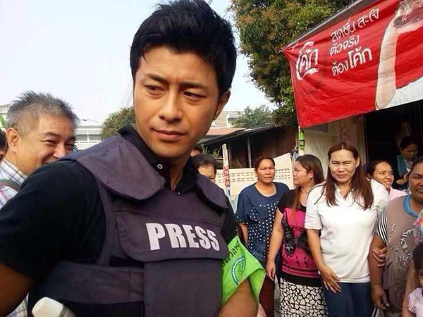 日本帥氣男記者采訪泰國大選“搶鏡” 民眾爭相合影