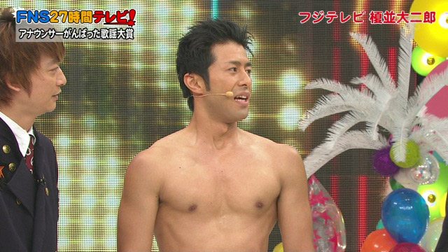 日本帥氣男記者采訪泰國大選“搶鏡” 民眾爭相合影