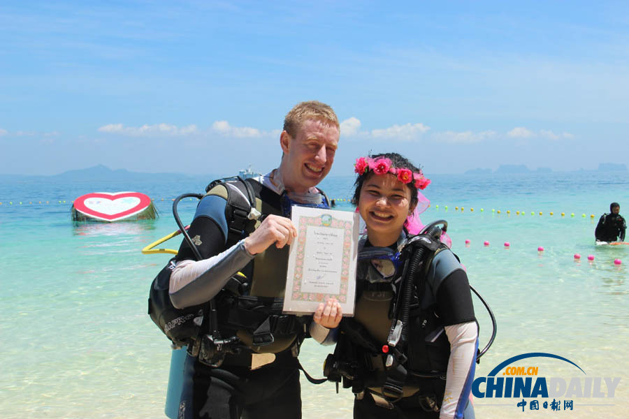 32對新人趕在情人節來臨前泰國舉辦海底婚禮