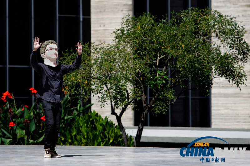 巴西民眾戴頭套表演 呼吁政府庇護斯諾登