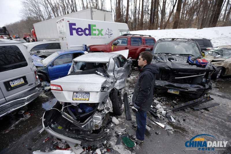 美車輛連環相撞致多車報廢場面慘烈 或因路滑引起
