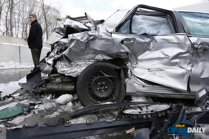 美車輛連環(huán)相撞致多車報廢場面慘烈 或因路滑引起