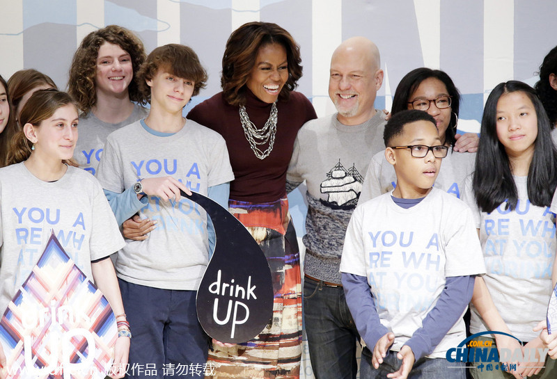 米歇爾與學(xué)生互動(dòng)推廣喝水減肥 遭背后“偷拍”