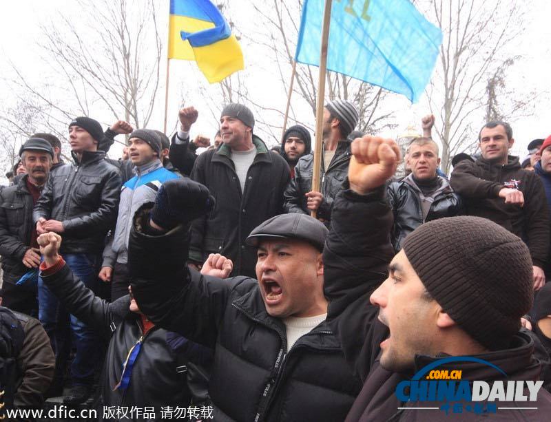 槍手闖克里米亞議會大樓 升起俄羅斯國旗