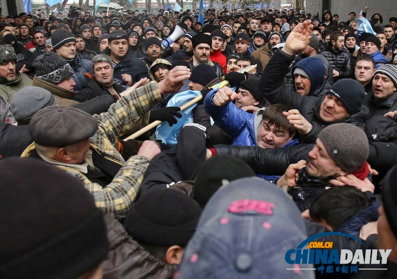 槍手闖克里米亞議會(huì)大樓 升起俄羅斯國(guó)旗