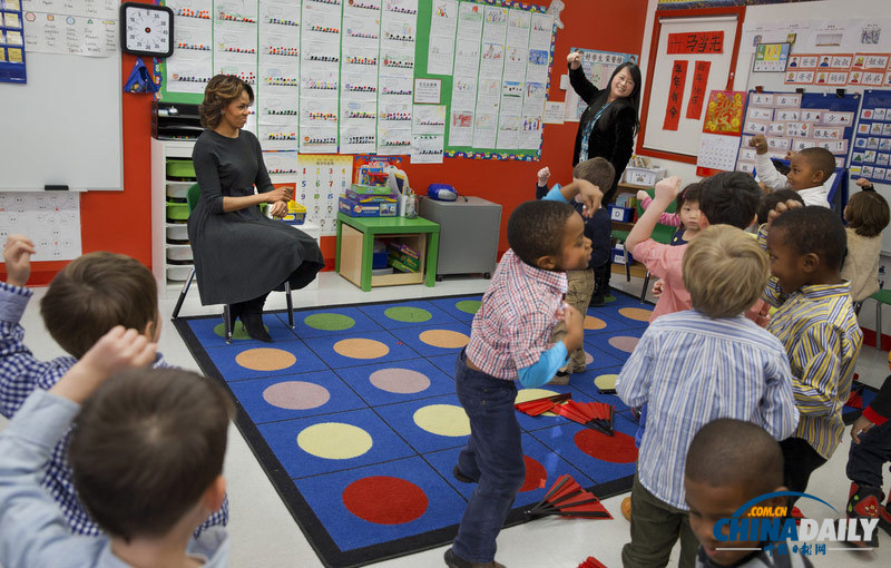 米歇爾參觀育英學校聽學生講中國之行 為訪華做準備