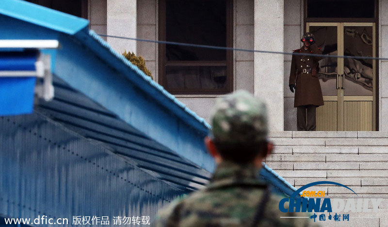 朝韓邊境板門店 朝鮮士兵舉望遠鏡向外張望