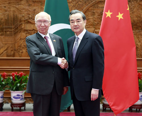 王毅會(huì)見巴基斯坦總理外事顧問阿齊茲