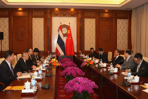 王毅外長同泰國外長敦舉行雙邊會晤