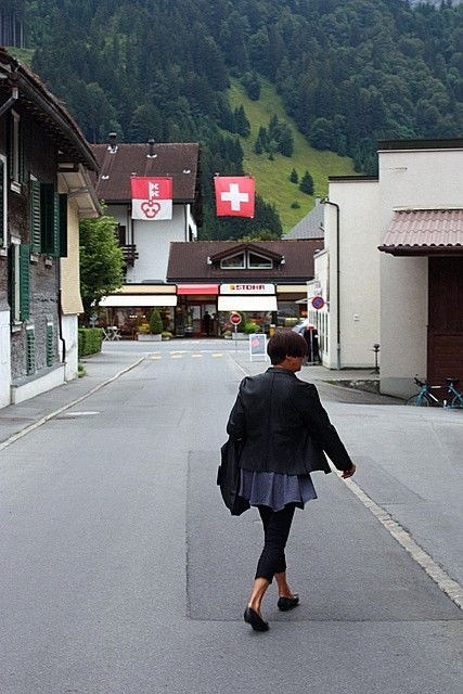 逛步行街喝咖啡 瑞士農(nóng)村人竟這樣生活