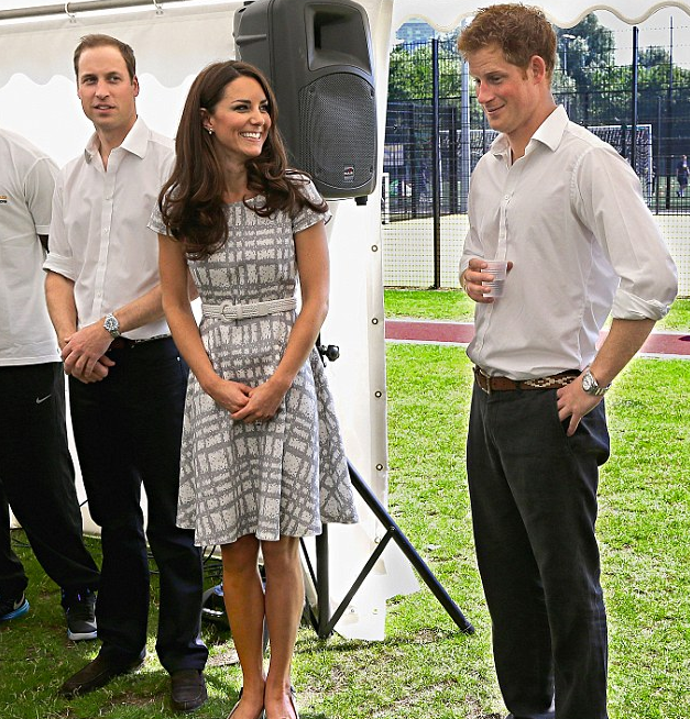 英媒拿皇室開涮 哈里王子是威廉凱特的“婚姻第三者”？