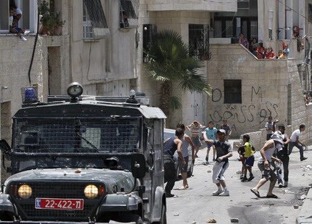 Israeli ships stalk pro-Palestinian aid flotilla