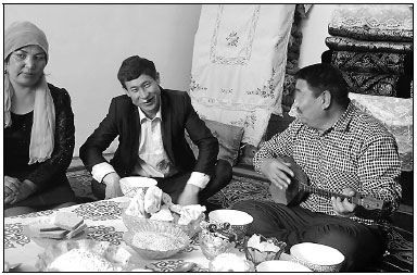 Aken performers set comedy and insults to music for Kazakh nomads