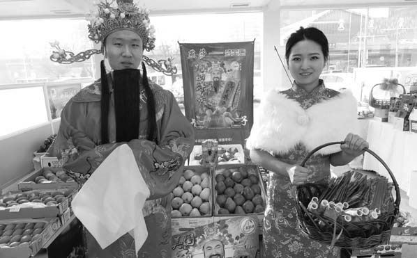 'God of Wealth' promotes US pears