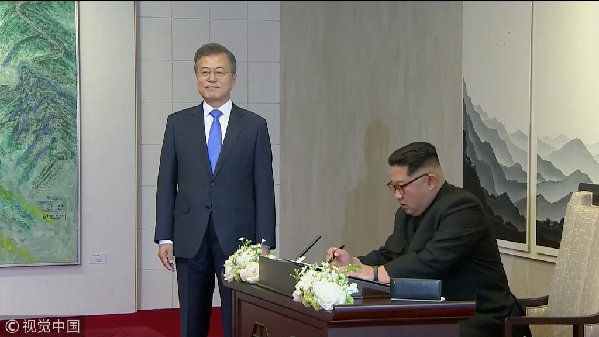 歷史時刻！金正恩跨過“三八線”與文在寅握手，還帶上了冷面！
