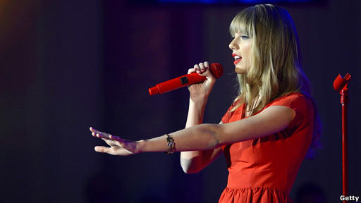 泰勒圣誕點燈獻唱 瘋狂粉絲徹夜露宿