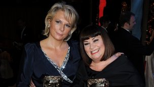 “紅鼻子日”籌善款 眾明星各顯神通