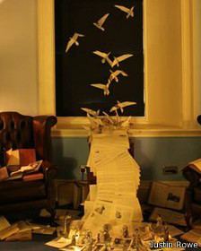 英國(guó)書(shū)商把廢棄舊書(shū)變成三維紙雕