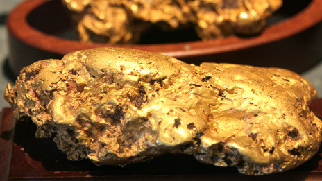 Artist buries gold on British beach 德國藝術家在英國海灘埋金條