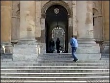 劍橋大學盡是“風流才子”？