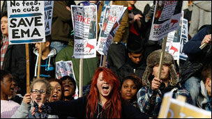 大學(xué)學(xué)費(fèi)漲價(jià)“弊大于利”