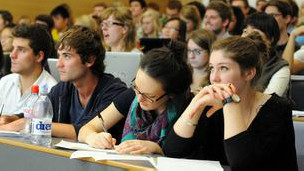 英國大學(xué)學(xué)費“連續(xù)三年不變”