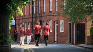 調查：半數英國家長選擇公立學校