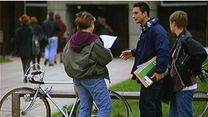 負擔沉重 過半英國大學生勤工儉學