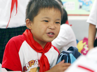 抗震小英雄林浩在滬入學 面對記者“耍大牌”