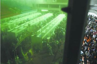 鏡頭記錄高校應屆畢業生寒冬求職