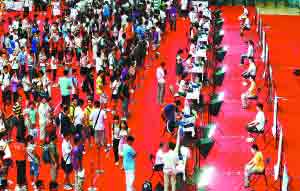 清華昨日迎來三千新生 貧困生入學(xué)零費(fèi)用